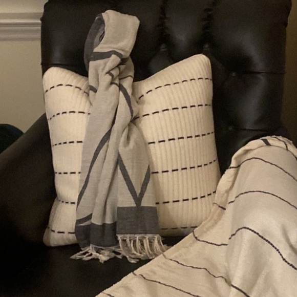 Comfort Set Pillow, Throw & Wrap Natural Black Woven Cashmere Blend Fabulous Set - Picture 9 of 15